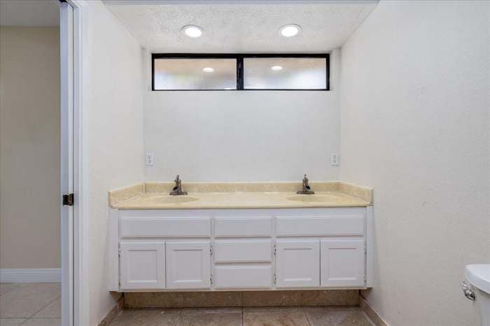 Building Photo - 12575 Deodar Ave