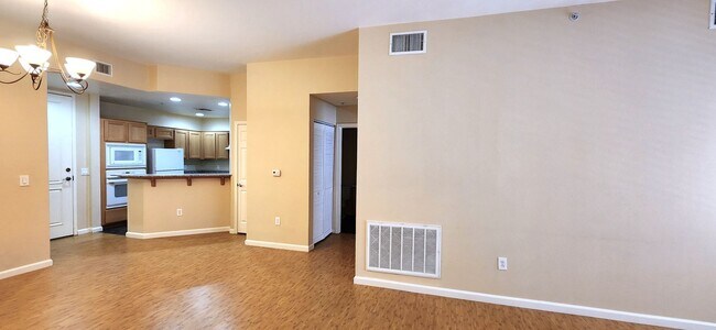 Building Photo - 2 Bedroom recently painted 2nd Floor Condo in Guard Gated Park Avenue!