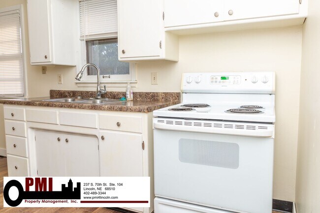 Building Photo - 2 Bedroom, 1 Bathroom House for Rent; Avai...