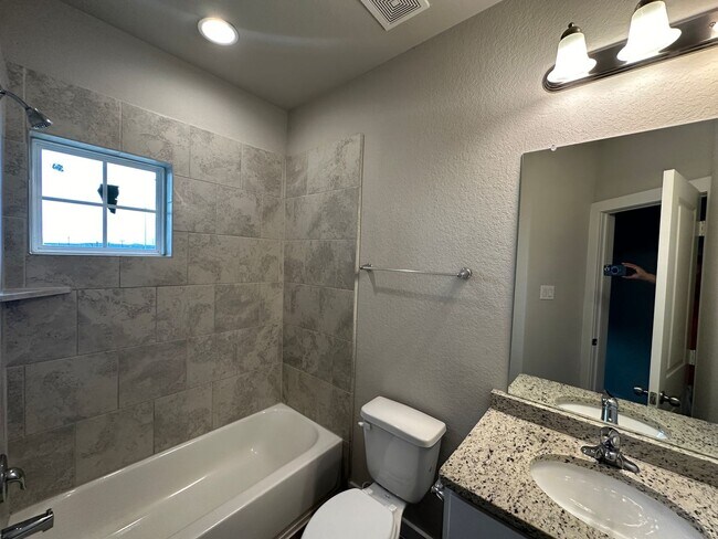 Building Photo - Townhome for Rent