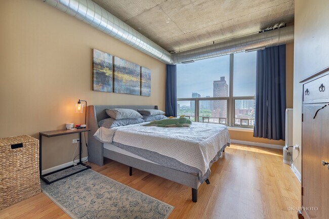 Building Photo - 125 E 13th St