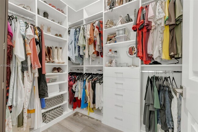 Building Photo - 1827 Lake Cove Dr