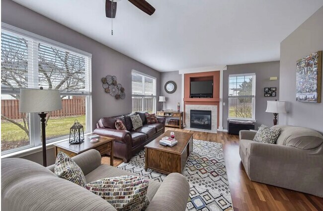 Building Photo - 2221 Sunrise Cir