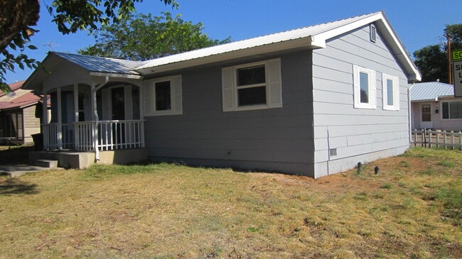 Building Photo - Newly Remodeled 3 Bedroom, 2 Bath Home on Montezuma Avenue