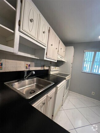 Building Photo - 5520 N Lakewood Cir