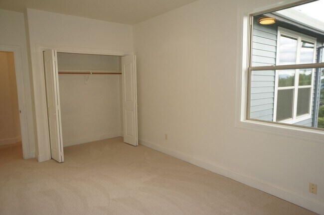 Building Photo - Exquisite NW Portland 4 bedroom with panoramic views