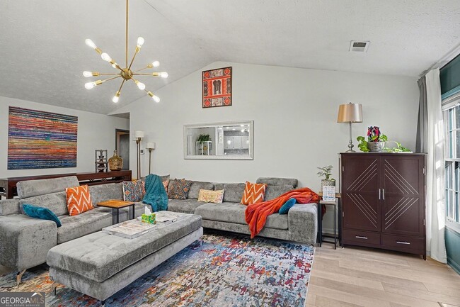 Building Photo - 8671 Twin Oaks Dr