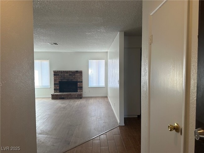 Building Photo - 628 Hidden Valley Dr