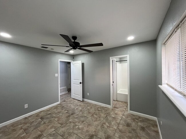 Building Photo - UPDATED HOME WITH BONUS ROOM