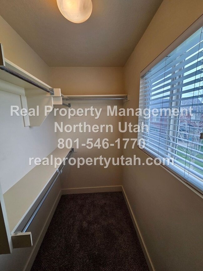 Building Photo - 3 Bedroom 2 Bath Townhome in West Haven Available Now!