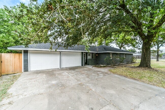 Building Photo - 318 E Mitchell Rd