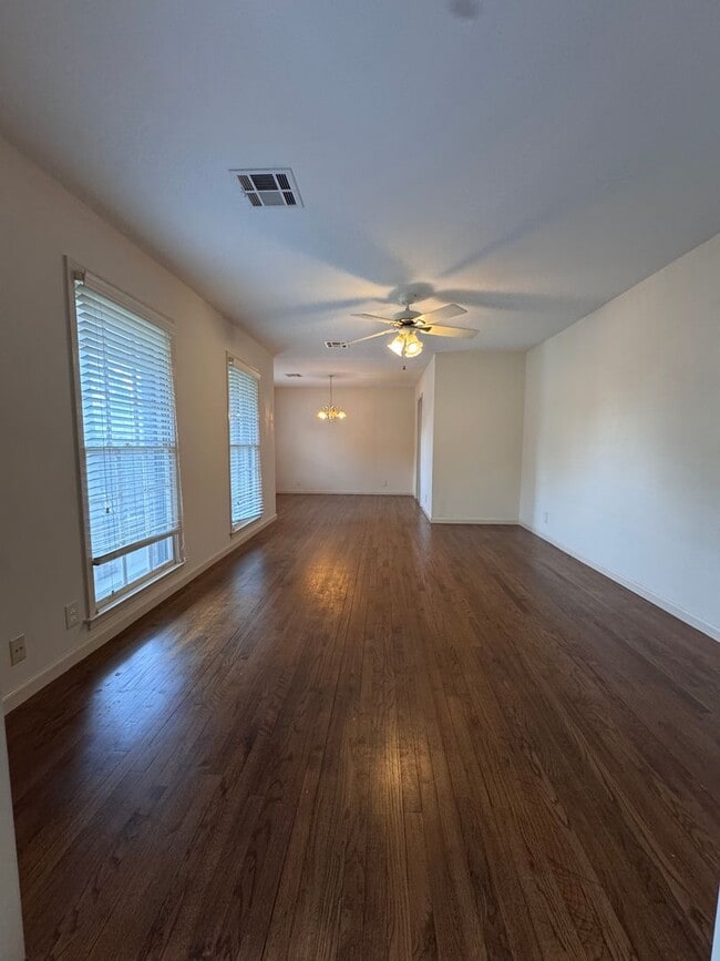 Building Photo - 572 Farmington Rd