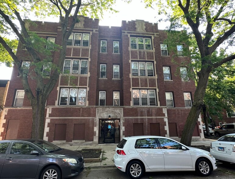 Building Photo - 6422 N Greenview Ave