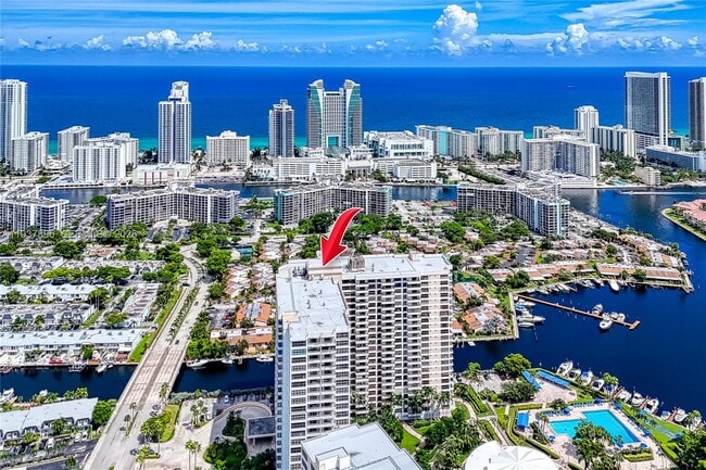 Building Photo - 2500 Parkview Dr