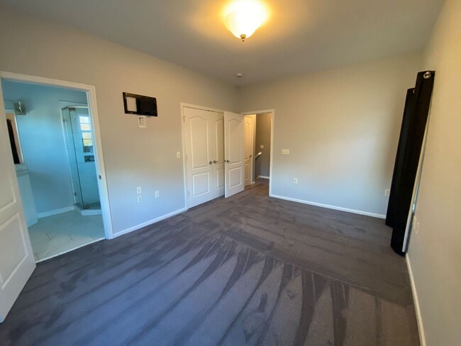 Building Photo - Rent Special Alert! Move in by 01/15 and e...