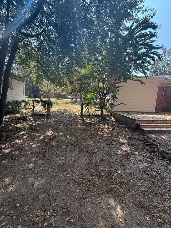 Building Photo - ** 3 Bed 2 Bath located off Perry Hill rd ...