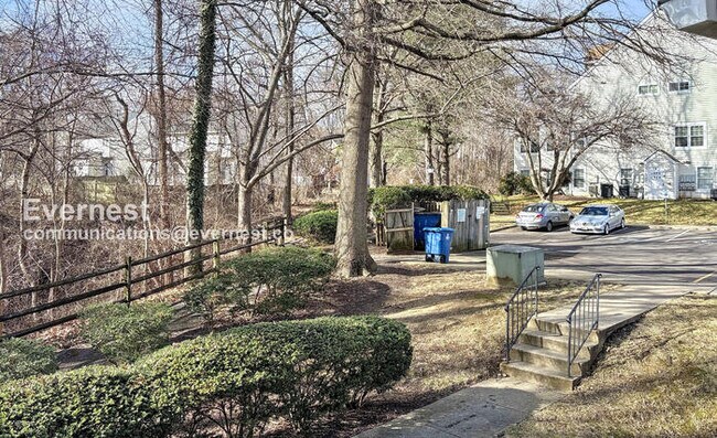 Building Photo - 2 Bed/1 Bath Condo with In-Unit Laundry / Pet-Friendly / Vouchers Accepted / Available Now!