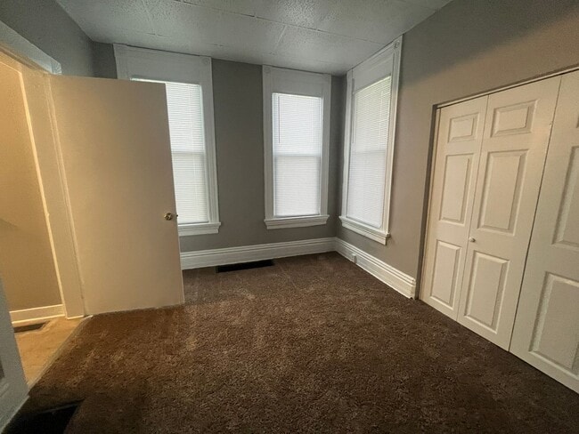 Building Photo - 117 E Dewald St