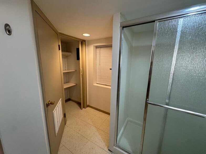 Bathroom - closet - 5434 N Lotus Ave