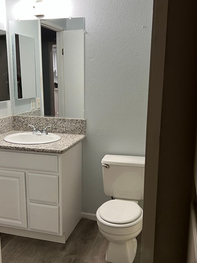 Building Photo - Spacious 2 bedroom condo with garage