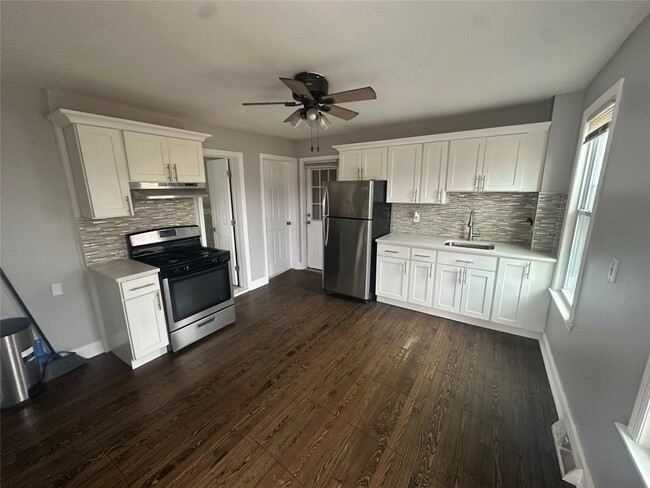 Building Photo - 62.5 Dickinson St