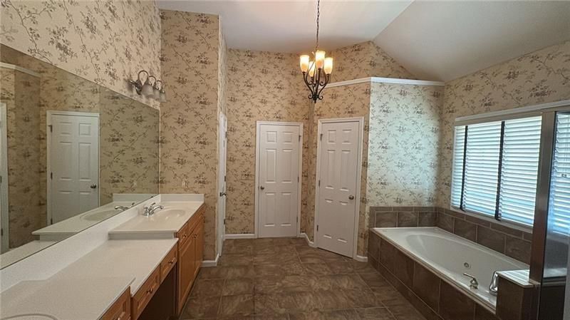 Building Photo - 1880 Willshire Glen