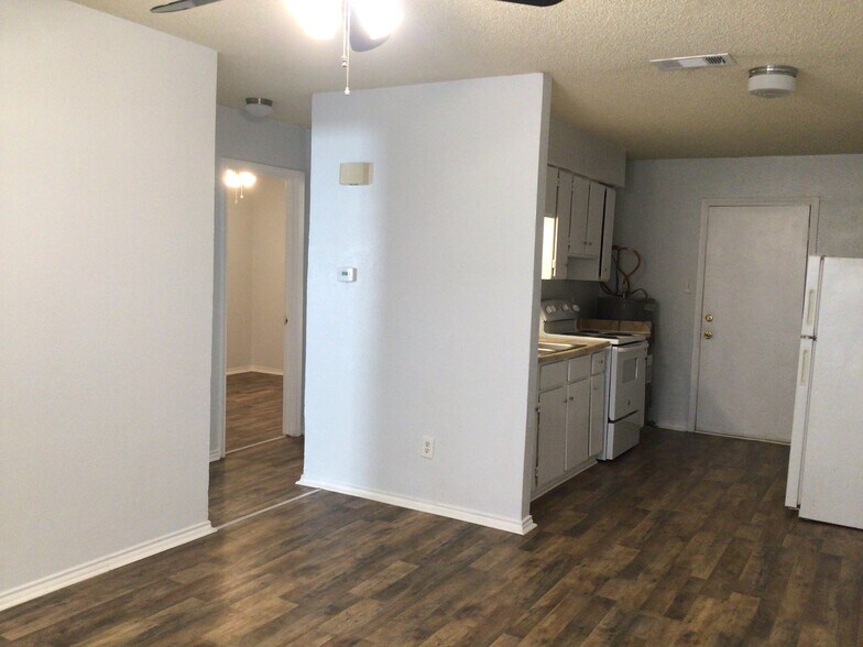 Building Photo - 304 E Oakdale St