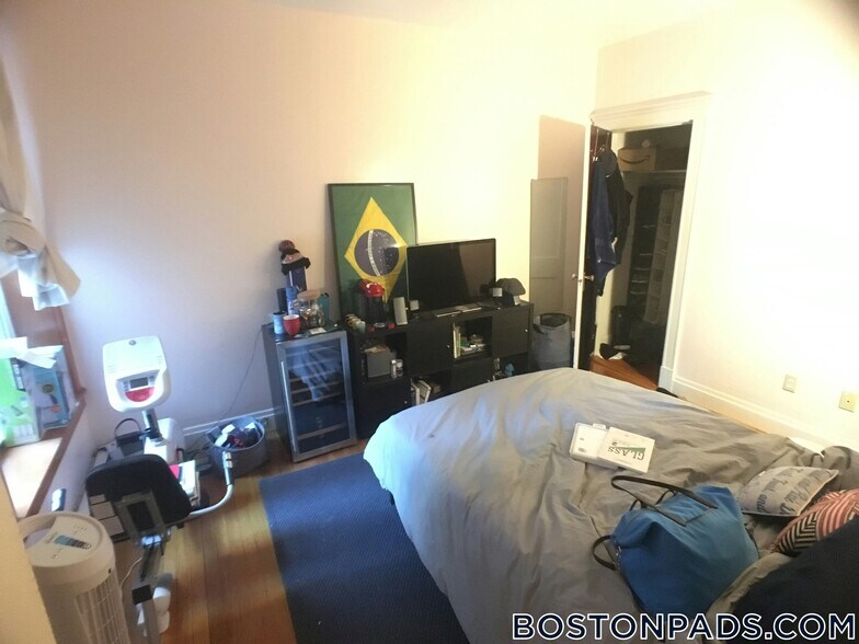 Building Photo - 157 Thorndike St