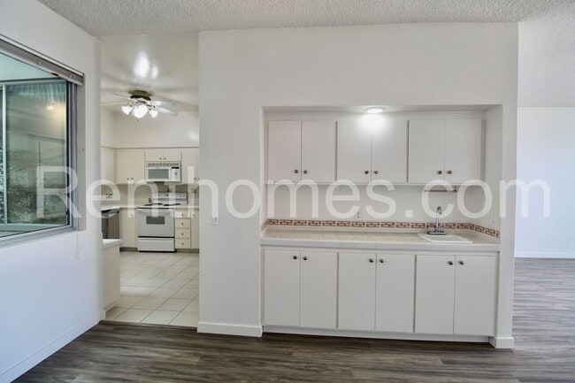 Building Photo - La Jolla, 5383 Chelsea St #104, Beautiful Ocean Views, Controlled Access Building and Parking!