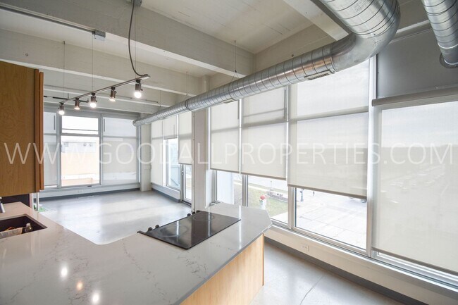 Building Photo - One Bedroom Loft Downtown (utilities Included)