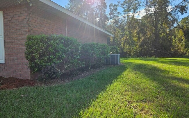 Building Photo - 122 SW Gerald Conner Dr