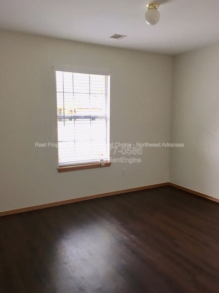 Building Photo - 4433 W Cheyenne Dr