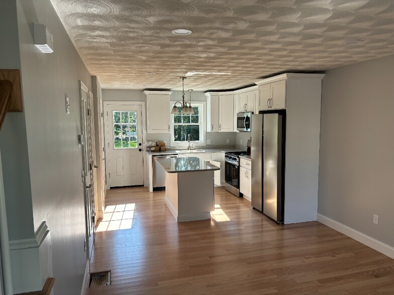 Building Photo - 94 Simmonsville Ave