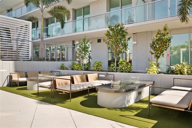 Building Photo - 400 Central Ave