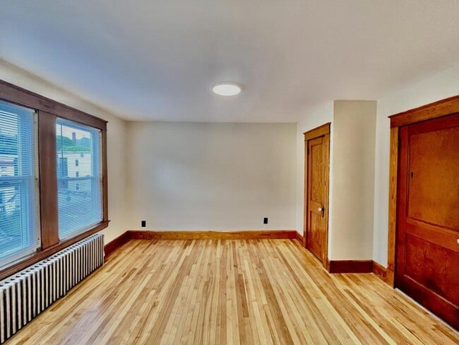 Building Photo - 122 Second St. Unit 5
