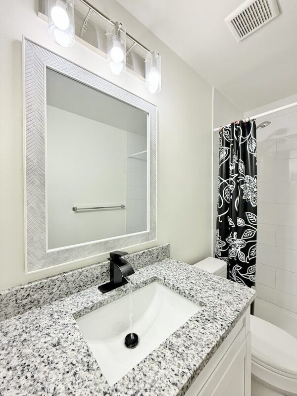 Building Photo - 5212 Peach Ave