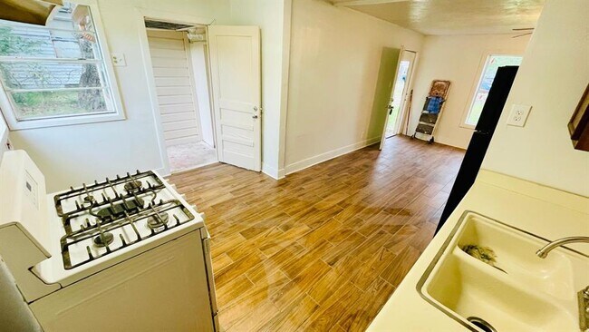 Building Photo - 1745 Rivercrest St