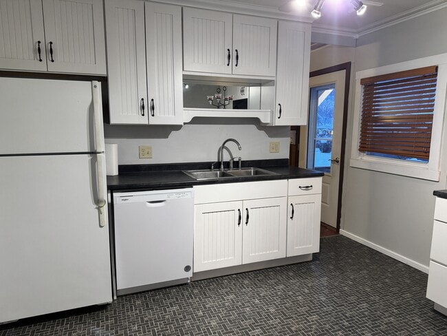 Building Photo - 43 Pleasant View St