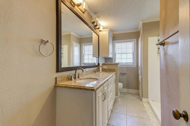 Building Photo - Spacious Home with Modern Upgrades Near Te...