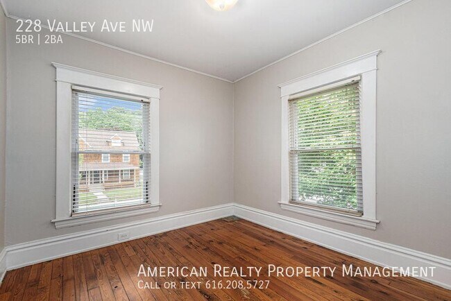 Building Photo - 228 Valley Ave NW