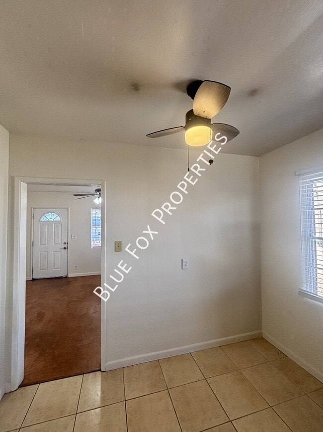 Building Photo - 925 E Adams St