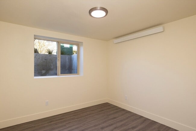 Building Photo - Newly Remodeled 3BR w/ In-Unit W/D, Private Entry & Designer Finishes – Pet Friendly!
