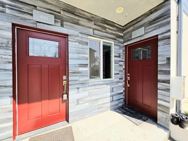 Building Photo - 631 W 83rd St