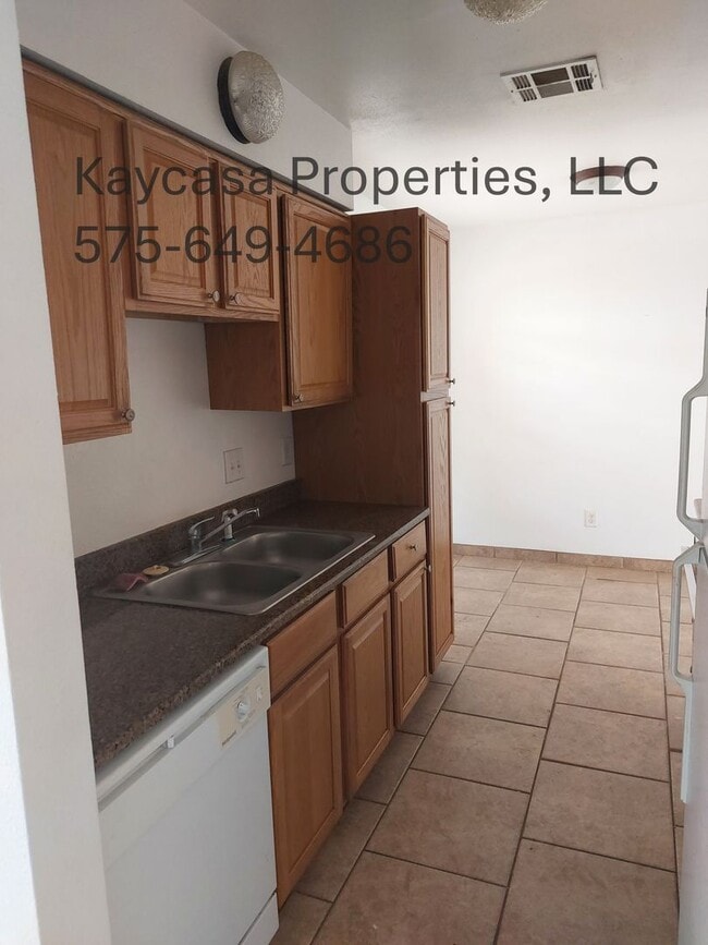 Building Photo - Roomy Duplex Apartment Convenient to NMSU