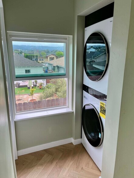 Building Photo - 550 Palm Ave