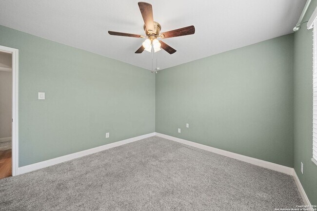 Building Photo - 1080 Amble Oak