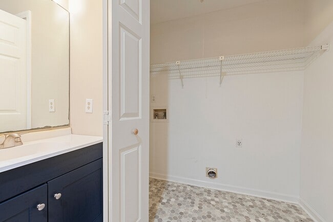 Building Photo - 6017 Treetop Ct