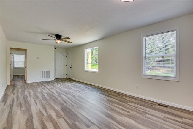 Building Photo - 655 Seymour Dr