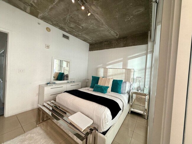 Building Photo - 139 NE 32nd St