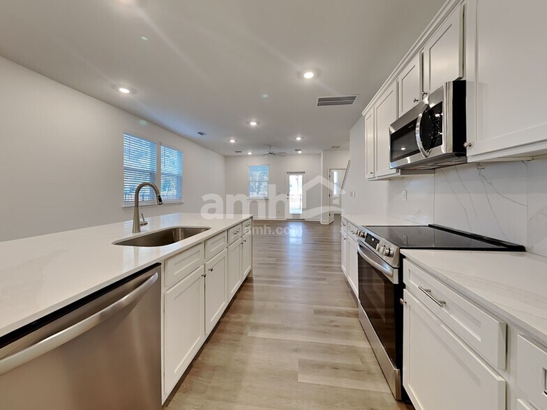Building Photo - 106 Trevino Dr